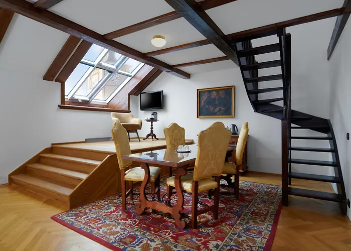 Charles Bridge Palace Prag